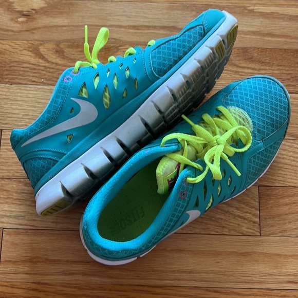 Women’s Nike Sneakers - Picture 3 of 4